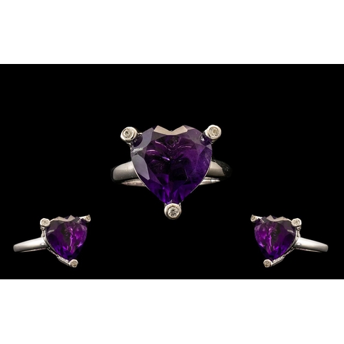326 - Amethyst Heart Shape and Feature Setting Ring, a 9ct heart cut, deep purple amethyst held in an open... 