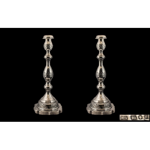 113 - Judaica Sterling Silver Pair of Knopped Column Candlesticks of Excellent Design / Form. Hallmark Lon... 