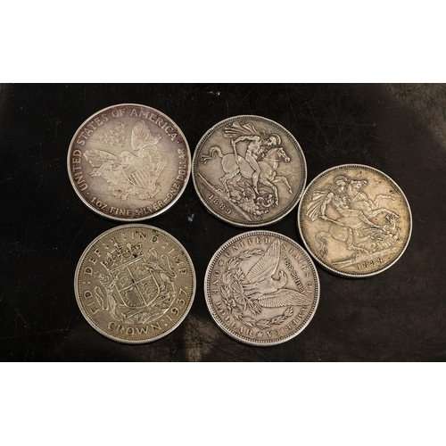 132 - A Small Collection of Silver Coins ( 5 ) In Total ( Various ) Comprises 1/ United States of America ... 