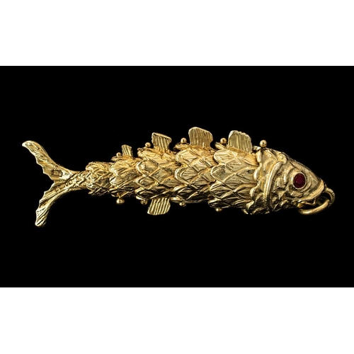 58 - A Large Reticulated 9ct Gold Fish Figure of Excellent Quality. Marked 9ct. 2,5 Inches - 6.25 cms In ... 