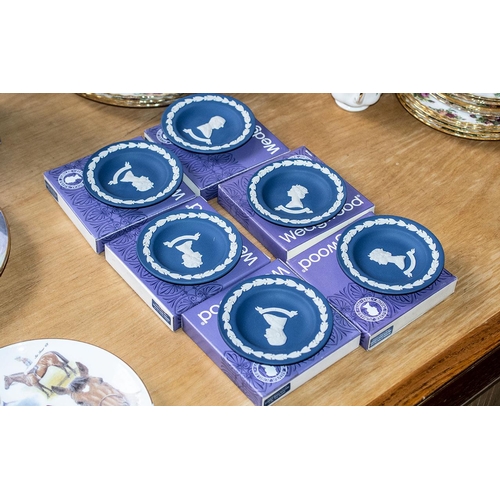 662 - Wedgwood Portland Blue Jasper Silver Jubilee 1952-1977 round sweet dishes, four HM The Queen, and tw... 