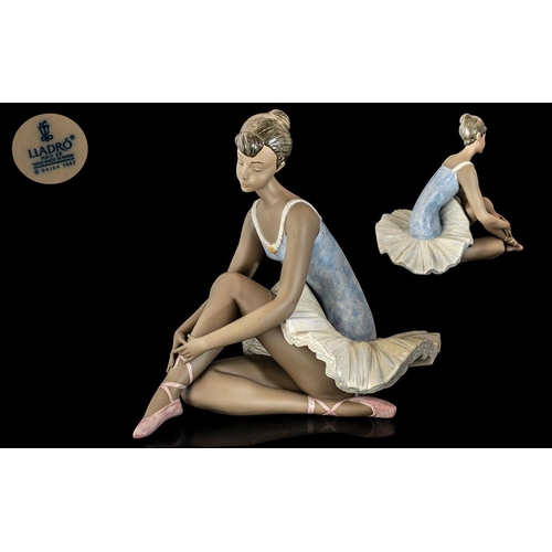 528 - Lladro Huge & Impressive Figure 'Intermission', model No. 2370, issued 1997.  Height 14'' - 35.5 cm,... 