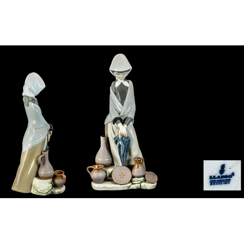 577 - Lladro Hand Painted Porcelain Figure Woman Selling Potts ( Pot Seller ) Model No 5081. Sculpture Jua... 