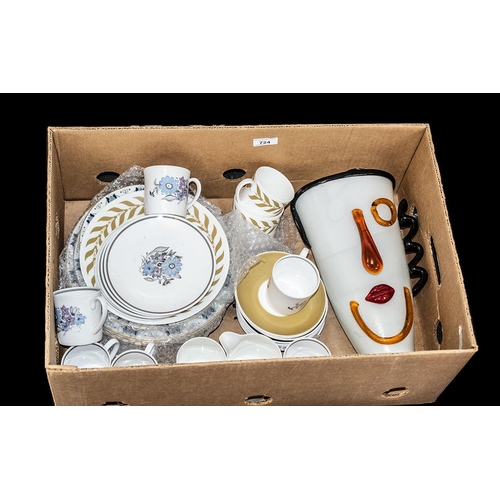 724 - Quantity of Porcelain to include Wedgwood 'Cressida' Suzie Cooper design two cups and saucers and br... 