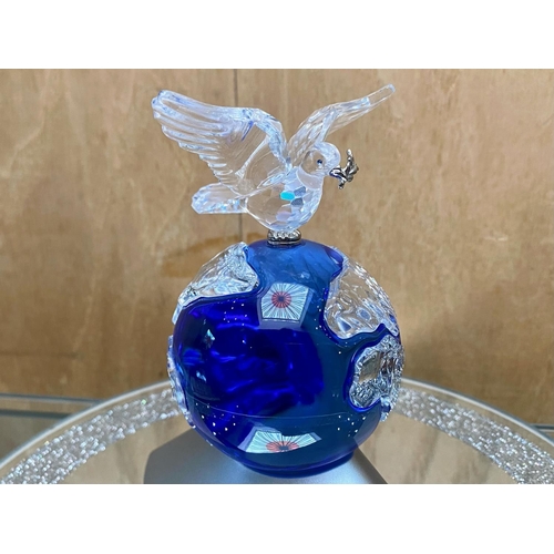 738 - Swarovski Interest. Swarovski Crystal Planet Vision 2000 Millennium Dove Earth Globe 7607 NR 000 004... 