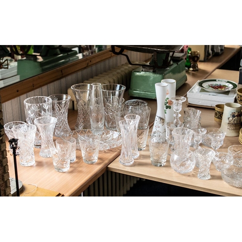 786 - Quantity of Glassware, including various sizes and designs of vases, rose bowl, fruit bowl, glasses,... 