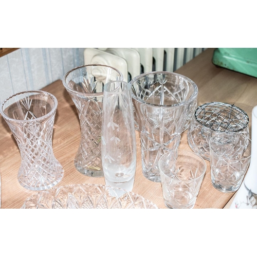 786 - Quantity of Glassware, including various sizes and designs of vases, rose bowl, fruit bowl, glasses,... 