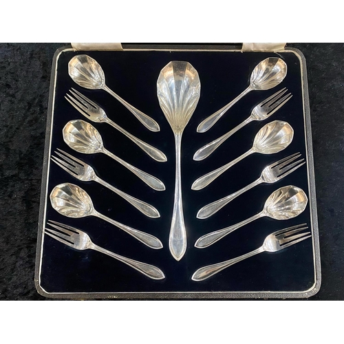 111 - 1936 Viners Solid Silver Dessert Serving Set in original box, the large and impressive set comprisin... 