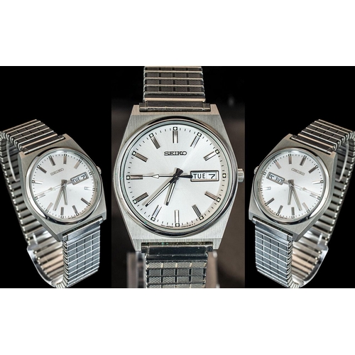 196 - Seiko Gents Quartz Day-Date Mechanical Wind Stainless Steel Wrist Watch.  White porcelain dial, day-... 