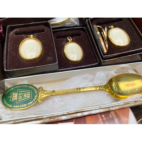 1430 - Collectible Tray Containing Base Metal Pendants, tourist spoons, magnifying glasses, wrist watches, ... 