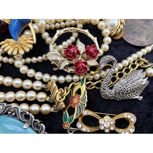 438 - Box of Costume Jewellery, comprising vintage brooches, pearls, shells, trinket box, watches, few coi... 