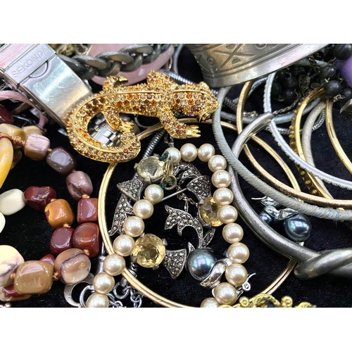 441 - Box of Costume Jewellery & Collectibles, including bangles, bracelets, brooches, rings, beads, mirro... 