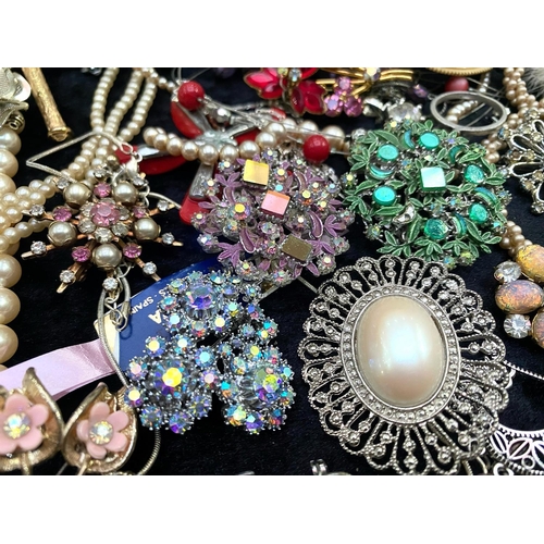 462 - Collection of Quality Costume Jewellery,  including vintage brooches set with stones, crystals, pear... 