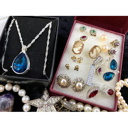 499 - Box of Quality Costume Jewellery, comprising pearls, beads, several sets of earrings and necklaces, ... 