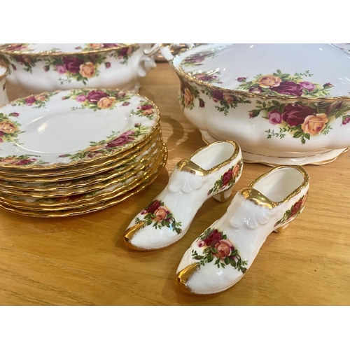 516 - Royal Albert Old Country Roses Dinner Service, comprising three lidded casserole/vegetable dishes, 8... 