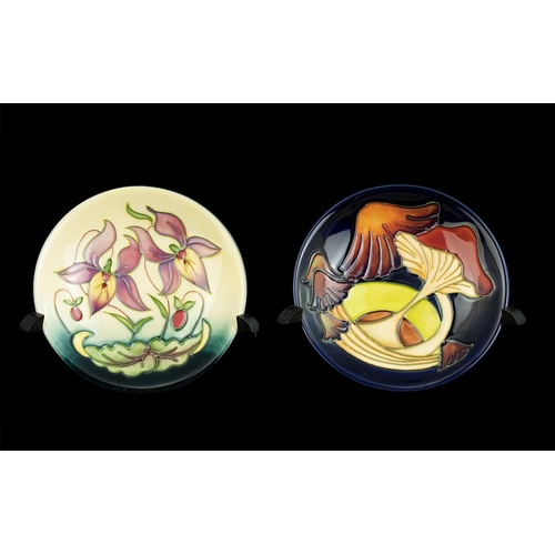 604 - ( 2 ) Moorcroft Pin Dishes, Complete with Box and Outer Sleeve. Approx 4,5 Inches In Diameter. Both ... 