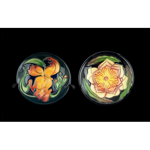 605 - ( 2 ) Moorcroft Pin Dishes, Complete with Box and Outer Sleeve. Approx 4,5 Inches In Diameter. Both ... 