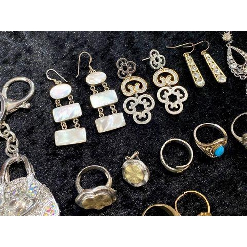 444 - Box of Costume Jewellery, comprising bracelets, earrings, rings, pendants, etc. Odd silver. Together... 