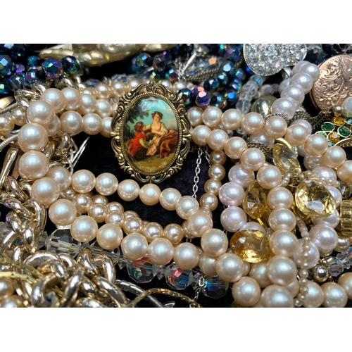 457 - Collection of Vintage & Contemporary Costume Jewellery, comprising pearls, chains, beads, crystals, ... 