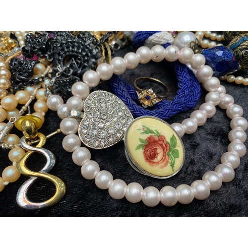 457 - Collection of Vintage & Contemporary Costume Jewellery, comprising pearls, chains, beads, crystals, ... 