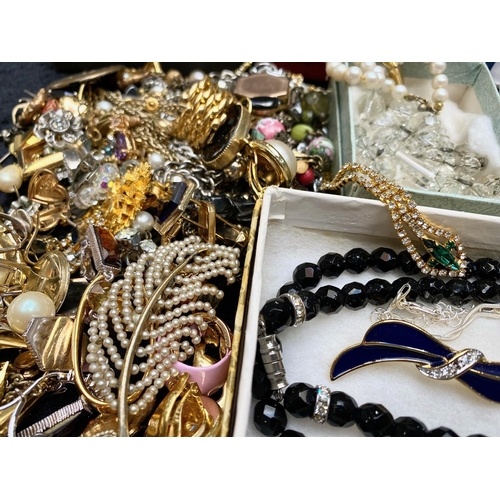 496 - A Collection of Assorted Costume Jewellery comprising beads, vintage jewellery, necklaces, assorted ... 