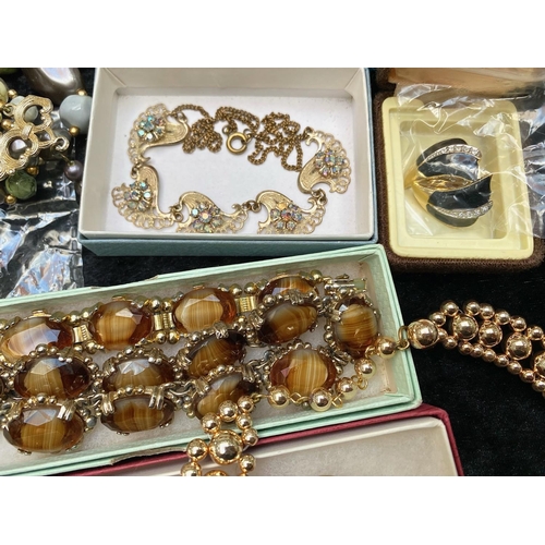 496 - A Collection of Assorted Costume Jewellery comprising beads, vintage jewellery, necklaces, assorted ... 