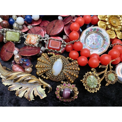 499 - A Collection of Assorted Costume Jewellery comprising mainly beads, vintage jewellery, necklaces etc... 