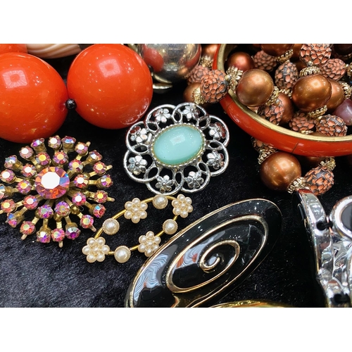 499 - A Collection of Assorted Costume Jewellery comprising mainly beads, vintage jewellery, necklaces etc... 