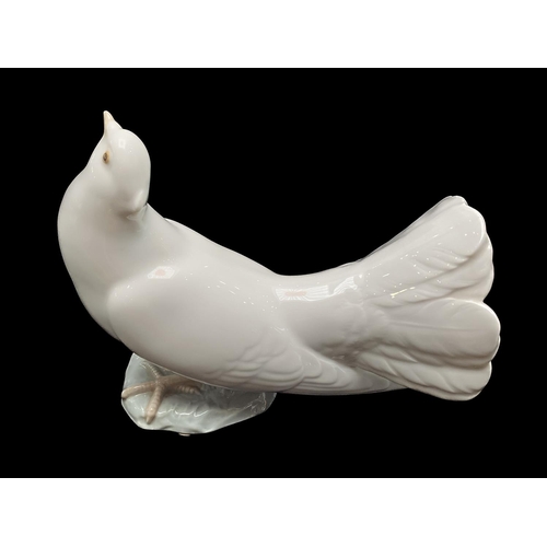 719 - Lladro Large ''Paloma Pequena'' Dove by Fulgencio Garcia No. 1015.  Measures 6'' high x 7'' wide.