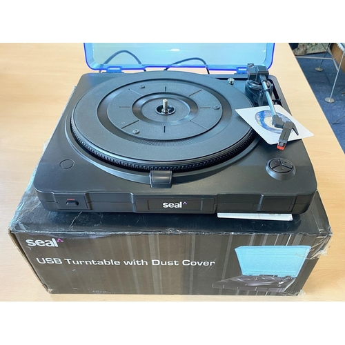 1538 - Seal Turntable with dust cover, in original box.