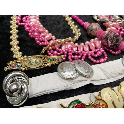 384 - A Collection of Assorted Costume Jewellery comprising beads, vintage jewellery, necklaces, assorted ... 