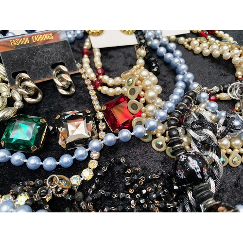 384 - A Collection of Assorted Costume Jewellery comprising beads, vintage jewellery, necklaces, assorted ... 