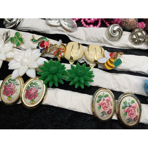 384 - A Collection of Assorted Costume Jewellery comprising beads, vintage jewellery, necklaces, assorted ... 