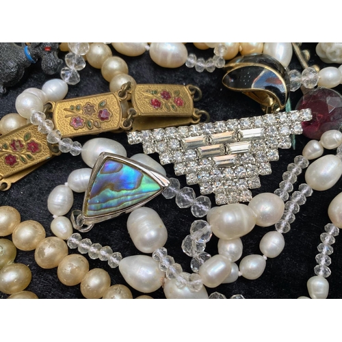 418 - Good Collection of Costume Jewellery, comprising bracelets, brooches, pearls, beads, watches, earrin... 