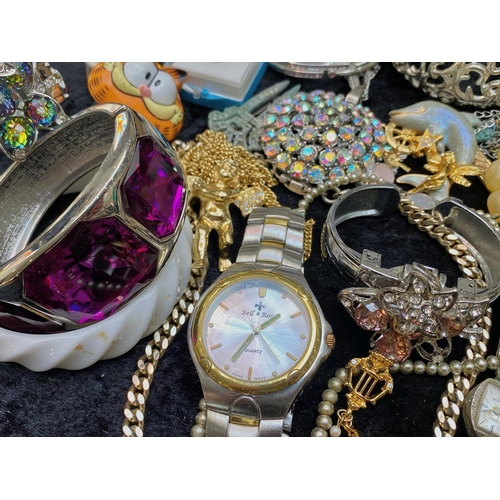 419 - Good Collection of Costume Jewellery, comprising bangles, bracelets, brooches, pearls, pendants, wat... 