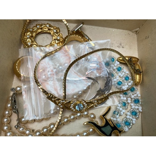 451 - Collection of Costume Jewellery, comprising pearls, beads, chains, crystal stones, diamonte, pendant... 