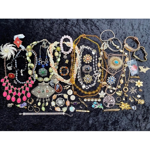 452 - Collection of Vintage Costume Jewellery, comprising various brooches, bracelets, beads, pearls, ring... 