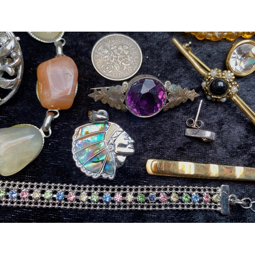 452 - Collection of Vintage Costume Jewellery, comprising various brooches, bracelets, beads, pearls, ring... 