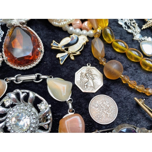 452 - Collection of Vintage Costume Jewellery, comprising various brooches, bracelets, beads, pearls, ring... 