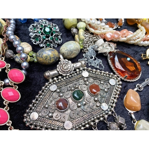 452 - Collection of Vintage Costume Jewellery, comprising various brooches, bracelets, beads, pearls, ring... 