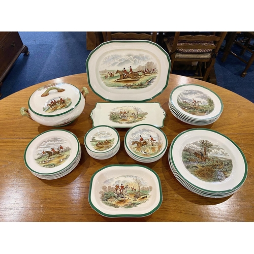 586 - Spode 'The Hunt' Dinner Service, including 9 x 5'' bowls, 6 x 9'' soup bowls, 5 x 6'' bowls, 5 x 10'... 