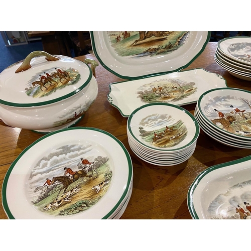 586 - Spode 'The Hunt' Dinner Service, including 9 x 5'' bowls, 6 x 9'' soup bowls, 5 x 6'' bowls, 5 x 10'... 