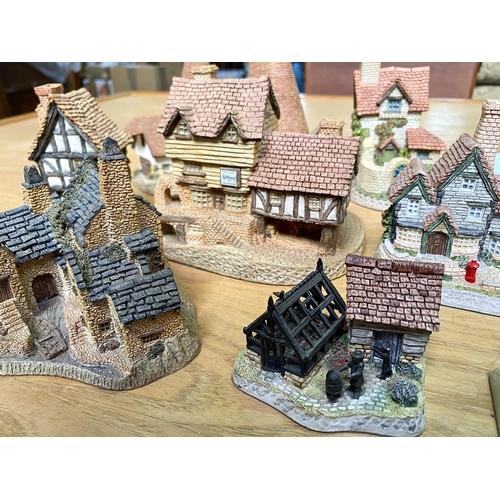 672 - Collection of Cottages by David Winter, hand made and hand painted, comprising Green Dragon Pub, Mar... 