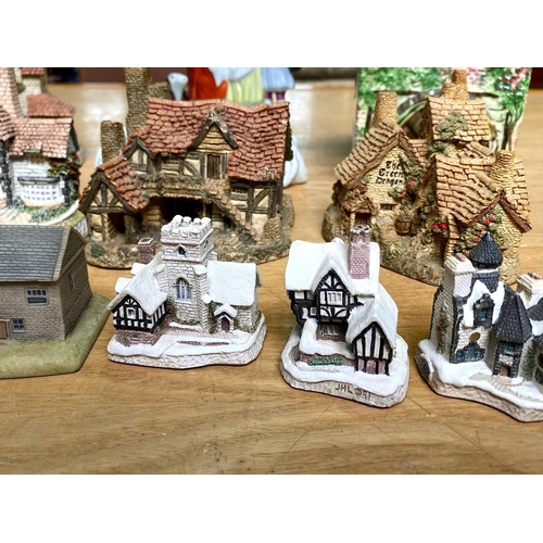 672 - Collection of Cottages by David Winter, hand made and hand painted, comprising Green Dragon Pub, Mar... 