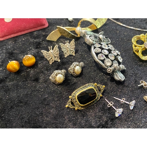 470 - Collection of Costume Jewellery, including some silver, comprising seven brooches decorated with cry... 