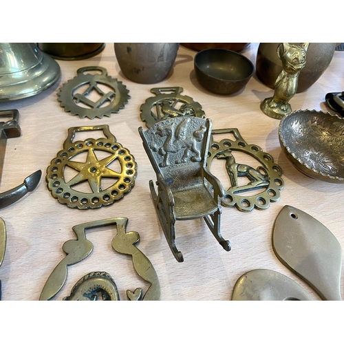 1245 - Collection of Brass & Copper Items, to include kettle, horn, bell, horse brasses, various pots, etc.