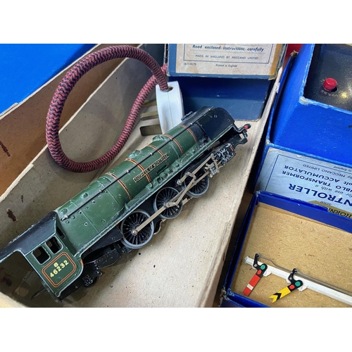 1600 - Railway Interest - Hornby Dublo, comprising DI Island Platform, Controller, track, Transformer, Duch... 