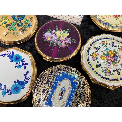 378A - Collection of Ladies Vintage Compacts, comprising Revlon, Stratton, etc., with floral, enamelled and... 