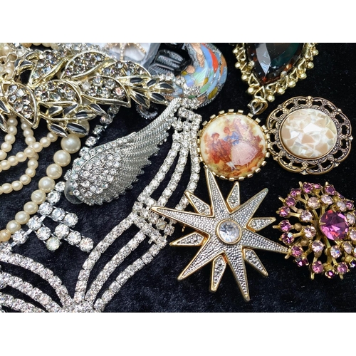 424A - Large Quantity of Quality Costume Jewellery, comprising brooches set with crystal, pearls, coloured ... 