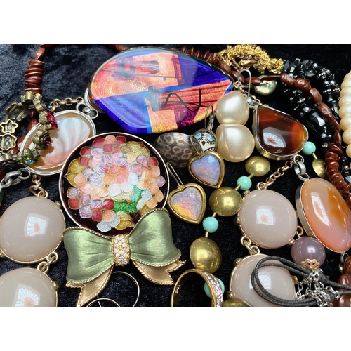 457 - Collection of Vintage Costume Jewellery, comprising brooches,  pearls, bangles, beads, chains, earri... 